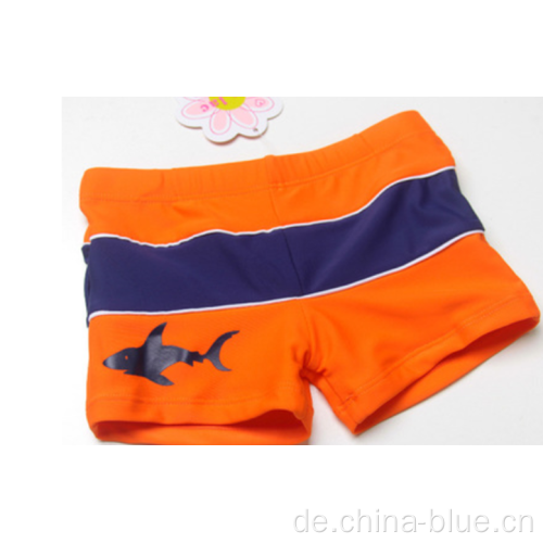 Der Sommer des Jungen gestrichene Swimtrunks